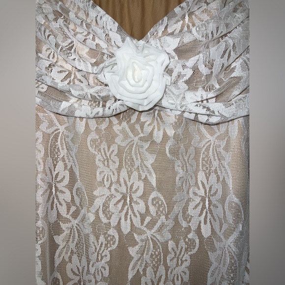 Elegant White Lace Dress - Picture 3 of 4